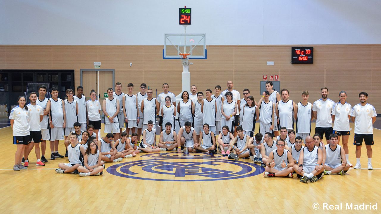 45 jóvenes con discapacidad intelectual han participado en la IX edición del campus de basket adaptado del Real Madrid.