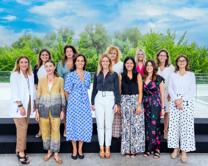 Durante 6 meses, 15 voluntarias empleadas de Grupo Santander acompañan a estas mujeres en su búsqueda para encontrar trabajo y rehacer su vida a través de un empleo.