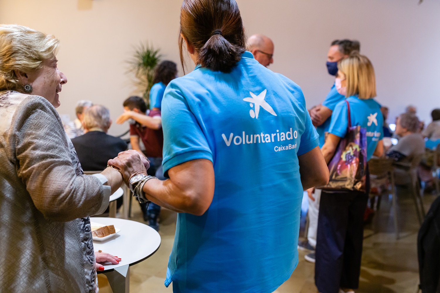La red de voluntariado de Caixabank ha permitido más de 1.500 acciones de acompañamiento a personas mayores en 2023.